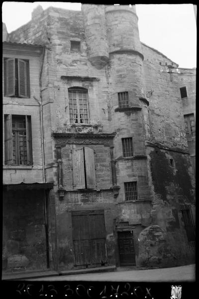 Façade avec tourelle d'escalier.