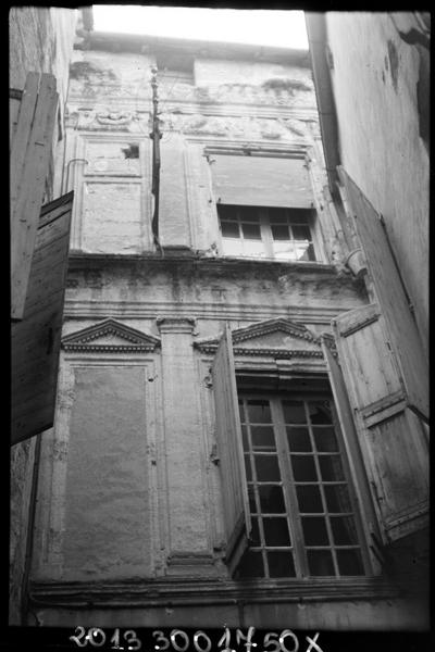 Façade sur impasse donnant sur la place de la République.