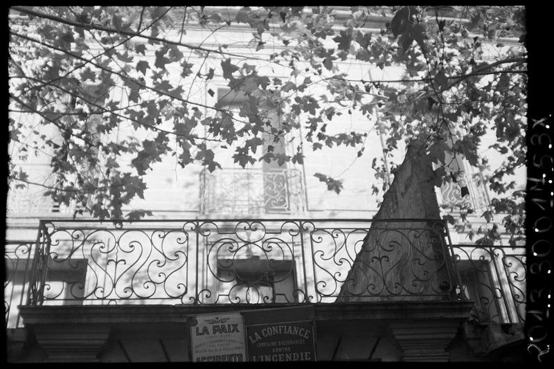 Grilles en fer forgé (balcon et fenêtres) de la façade sur l'esplanade.