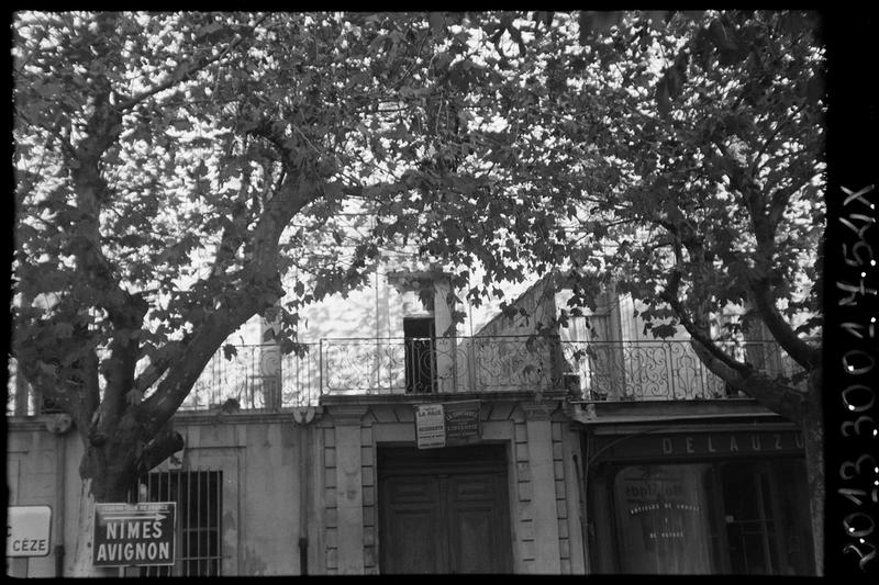 Grilles en fer forgé (balcon et fenêtres) de la façade sur l'esplanade.