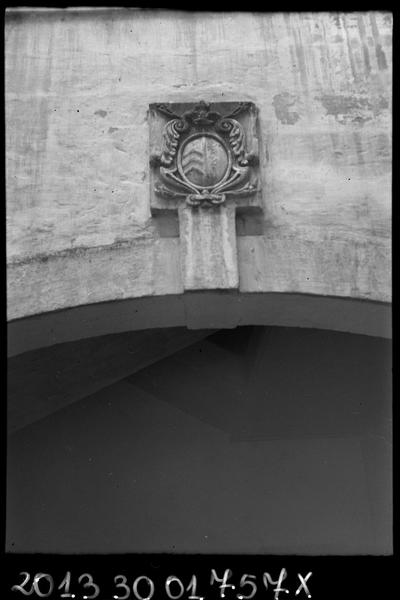 Porte sur cour : décor sculpté (écu).