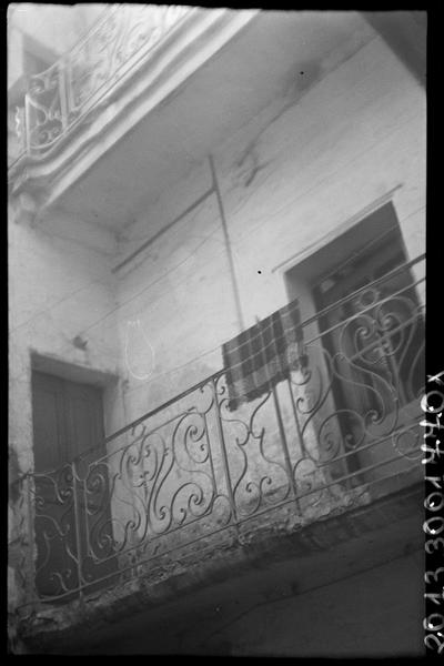 Grilles en fer forgé du grand balcon des galeries sur la cour.