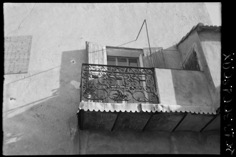 Balcon sur cour avec rampe en fer forgé.