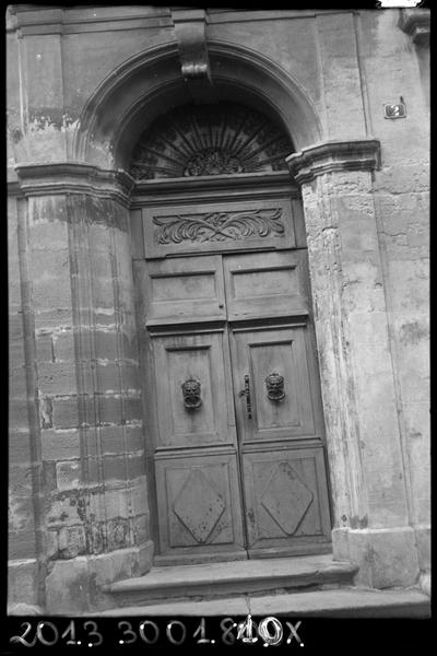 Porte sur rue.