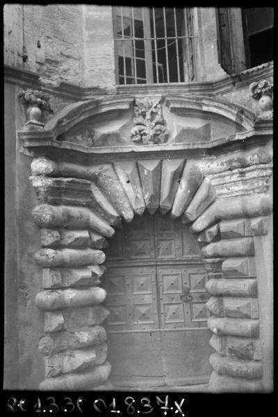 Porte à pointe de diamant avec vantaux.