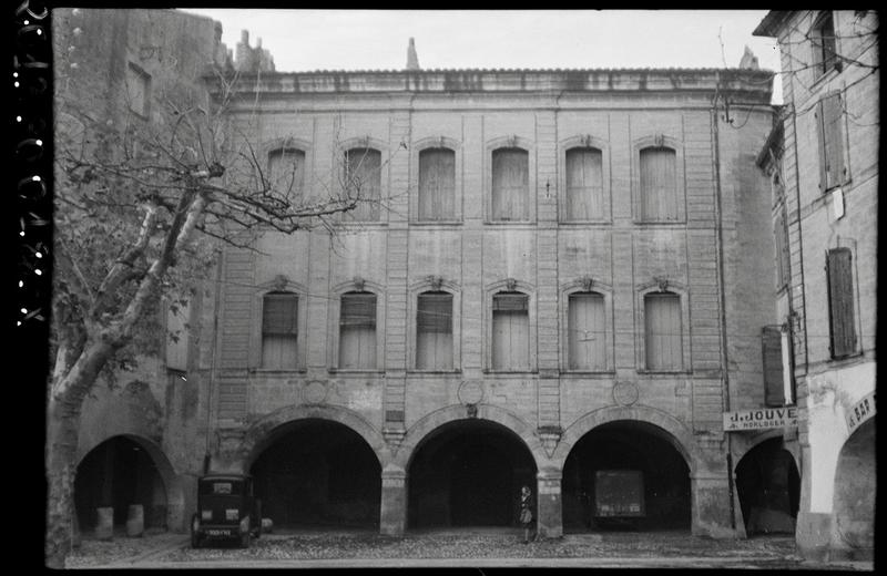 Façade avec arcades.