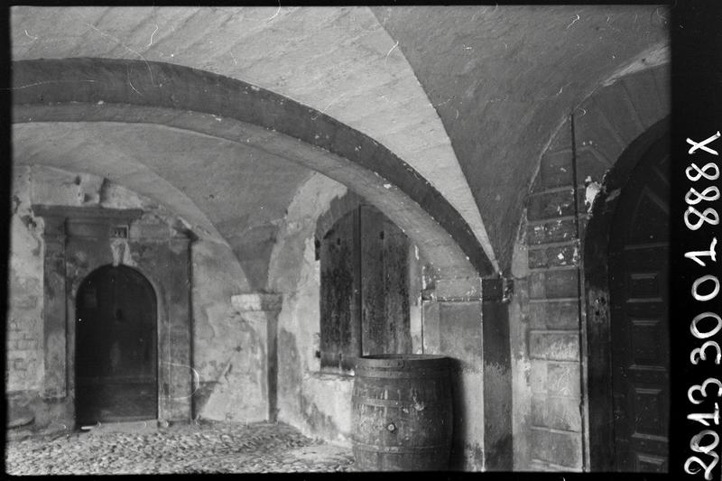 Entrée sous les arcades.