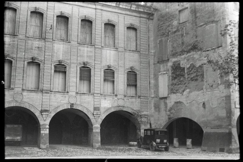 Façade avec arcades.