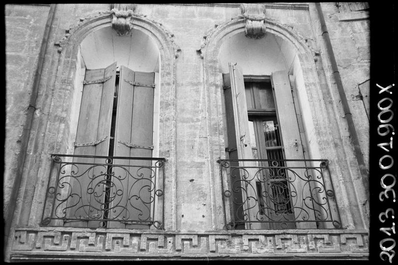 Balcon avec rampe en fer forgé.