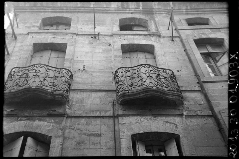 Grilles en fer forgé des balcons du deuxième étage.