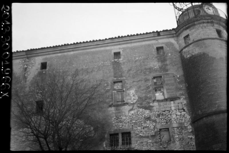 Façade latérale ouest avec tour horloge.