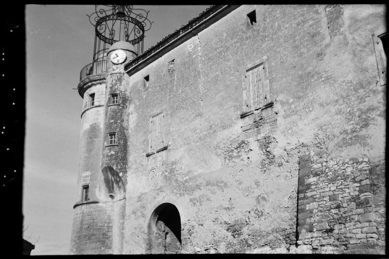 Façade sud-est avec tour-horloge.