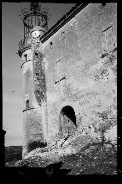 Façade sud-est avec tour-horloge.