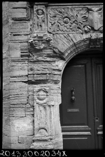 Encadrement sculpté de la porte (côté gauche).