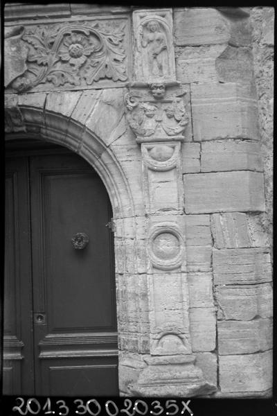 Encadrement sculpté de la porte (côté droit).