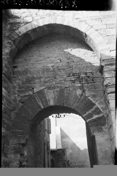 Porte, arc appareillé.