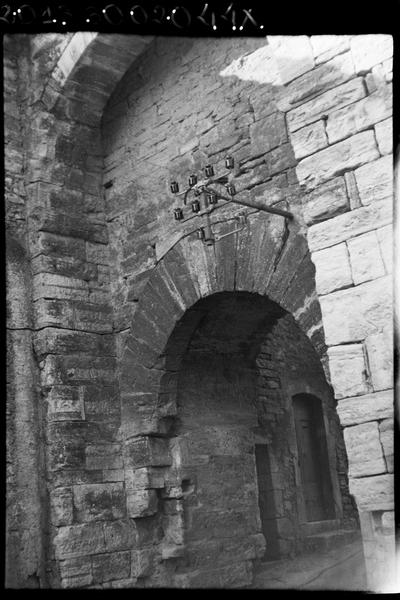 Porte, arc appareillé.