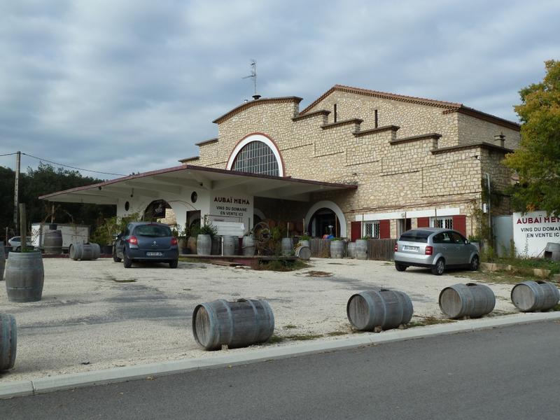 Façade avec son étagement de volumes : auvent en béton, mur pignon du hall, nef des 2 travées de cuves.