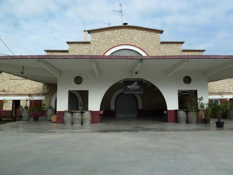 Façade avec son auvent en béton et ses baies en plein cintre.