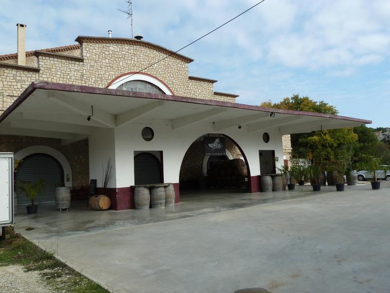 Façade avec son auvent en béton.