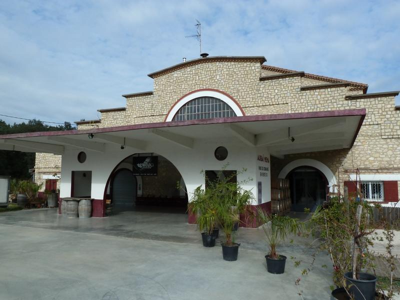 Façade avec son auvent en béton.