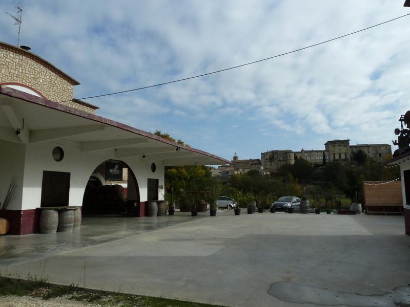 Façade avec l'auvent en béton ; vue vers le château.