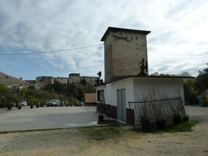 Transformateur et bascule, vue vers le château.