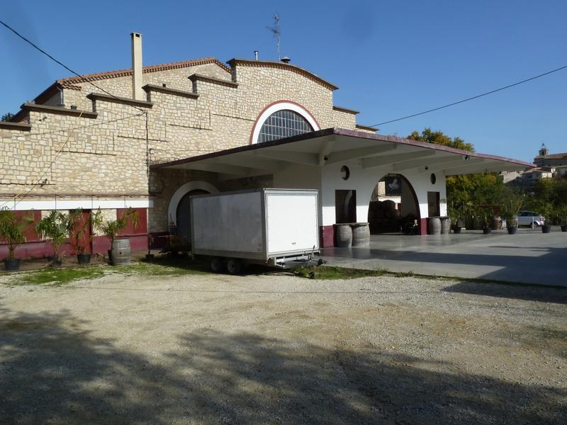 Façade : mur pignon avec fronton à redans et auvent en béton.