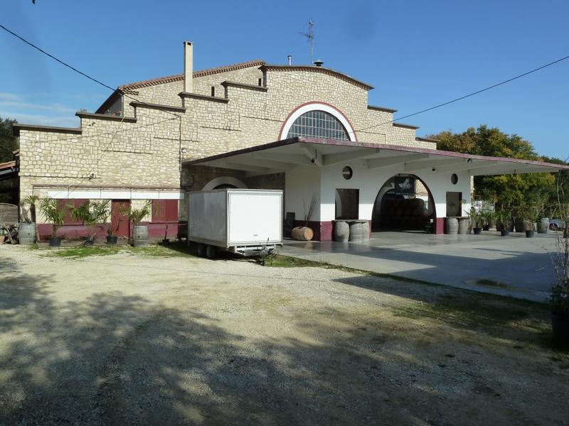 Façade avec son fronton à redans et son auvent en béton ; laboratoire au rez-de-chaussée.