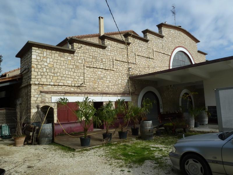 Façade avec son fronton à redans, côté laboratoire.