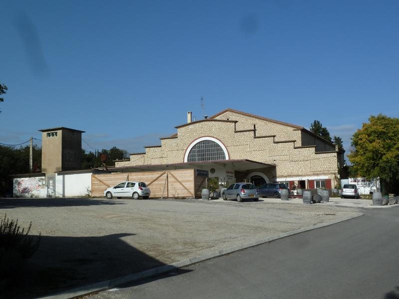 Façade avec fermeture de l'espace au niveau du transformateur.