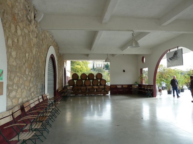 Façade : espace sous l'auvent en béton ; vue vers le château.