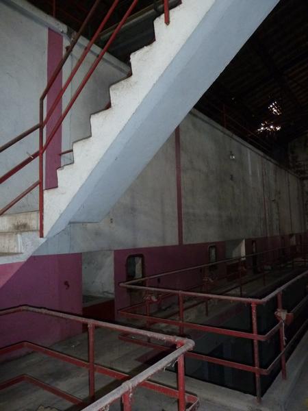 Intérieur : travée de cuves avec escalier traversant ; détail des rampes.