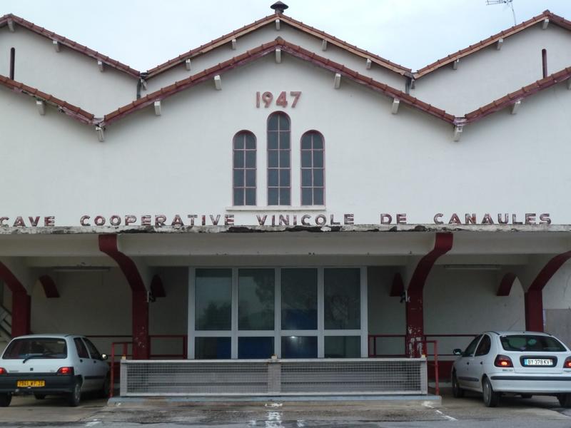 Façade : travée centrale avec la date 1947.