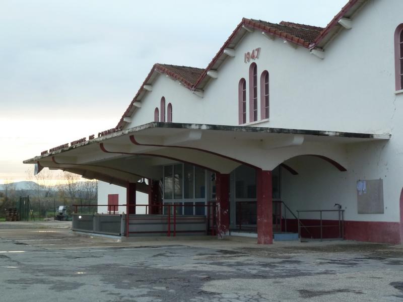 Façade avec son auvent en béton.