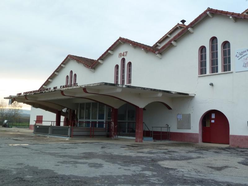 Façade avec son auvent en béton.