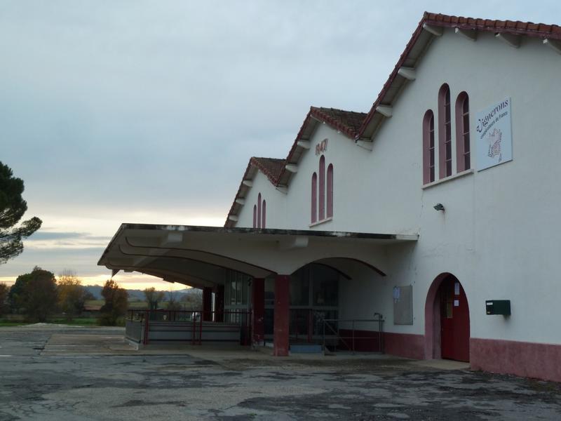 Façade : détail de la portée de l'auvent en béton.