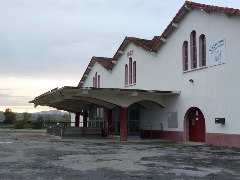 Façade avec l'auvent en béton.