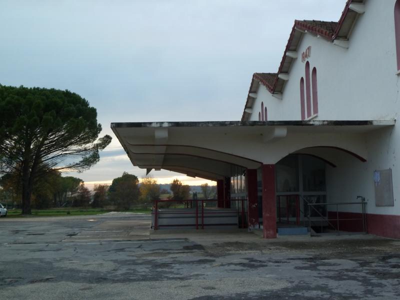 Façade : détail de l'auvent en béton.