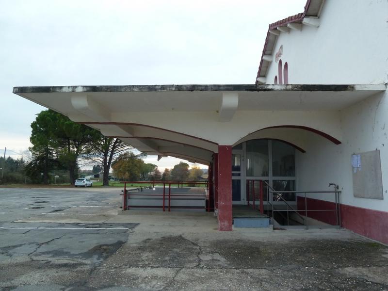 Façade : détail de l'auvent en béton.