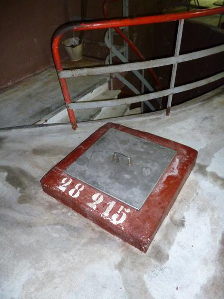 Intérieur ; ouverture sur le dessus des cuves en béton au niveau de l'escalier.