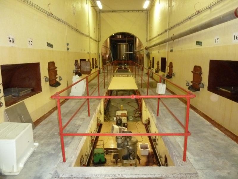 Intérieur, travée de cuves en béton : galerie de circulation.