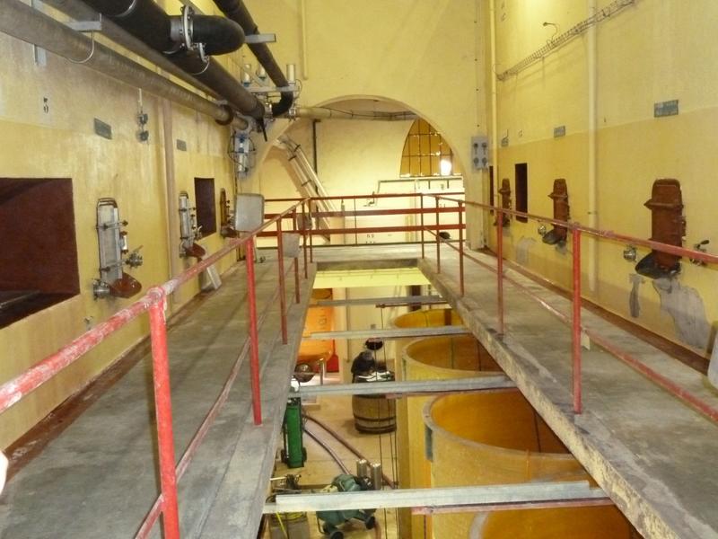Intérieur, travée de cuves avec galerie de circulation.