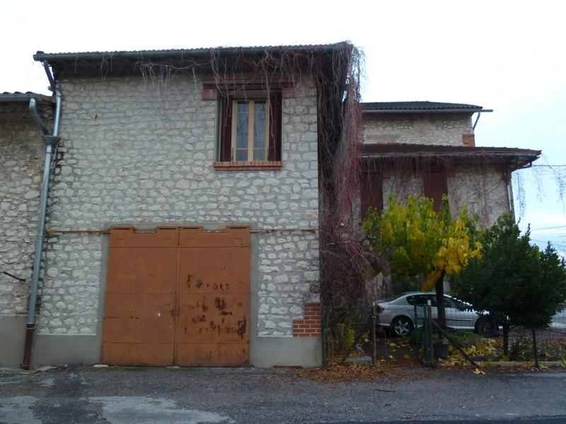 Vue latérale ouest avec le logement.