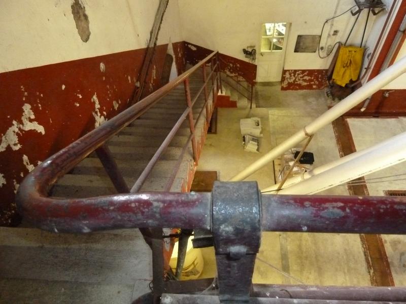 Intérieur, hall : escalier.