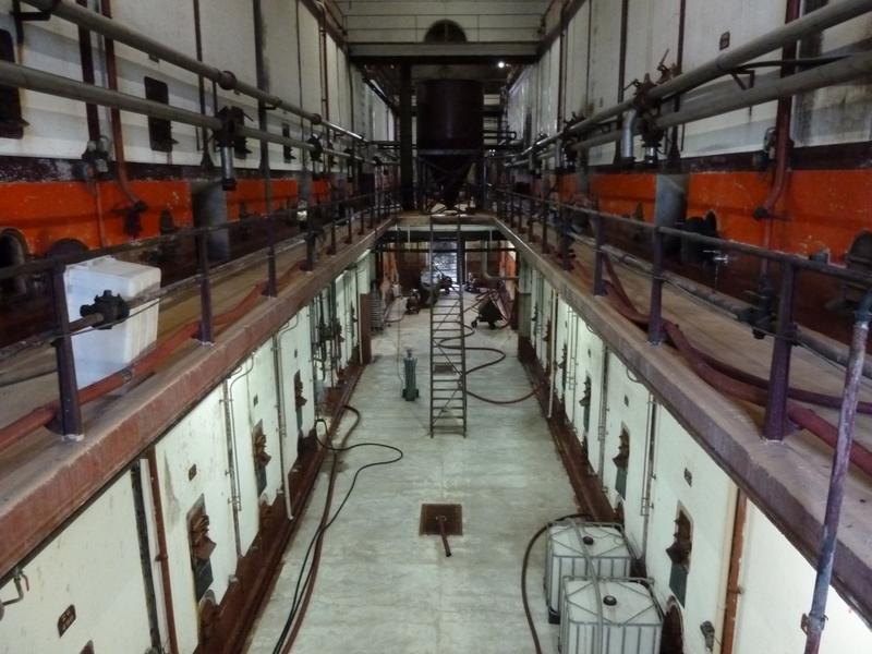 Intérieur, travée de cuves en béton.