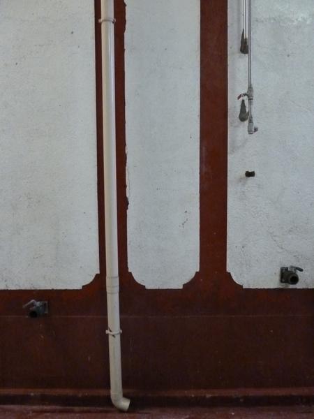Intérieur, cuve en béton ; détail des peintures.
