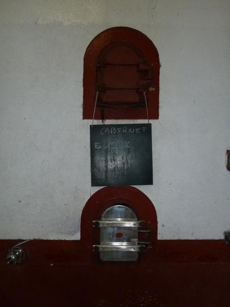 Intérieur, cuve en béton : détail des portes.