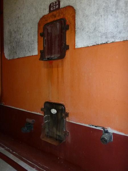 Intérieur, cuve en béton : détail des portes.