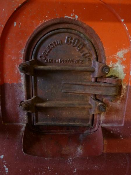 Intérieur, cuve en béton : détail d'une porte d'origine en fonte signée Célestin Coq Aix en Provence.